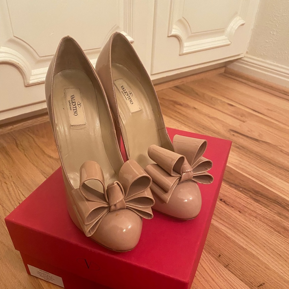 Nude Patent Valentino bow pumps